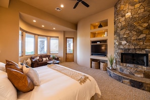 4 bedrooms, iron/ironing board, travel crib, free WiFi - Luxury Hideout with Infinity Pool & Spa (Scottsdale)
