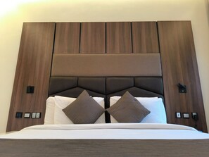 Individually decorated, individually furnished, desk, laptop workspace - OMEDEL LUXURY (Enugu)