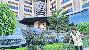 Vista frontal de la propiedad