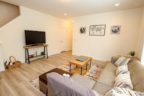 TV - *Cozy Home - Close to Downtown Raleigh* (Raleigh)