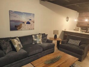 Smart TV - Swanky, spacious downtown1-bedroom condo (Birmingham)