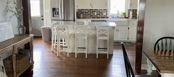 Hilltop Home with views and covered deck - 6 miles to U of A