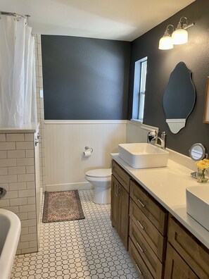 Ensemble douche/baignoire, sĂšche-cheveux, serviettes fournies, shampoing