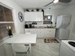 Fridge, microwave, oven, stovetop - ★Flamingo Studio★ 5 min to Beach ★ (Fort Lauderdale)