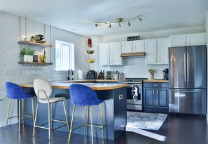 Kjøleskap, mikrobølgeovn, ovn og kokeplater