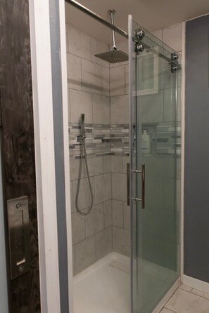 Shower, soap, toilet paper - Cactus Cabin with skydeck (Alpine)
