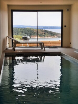 من حمّامات السباحة المغطاة