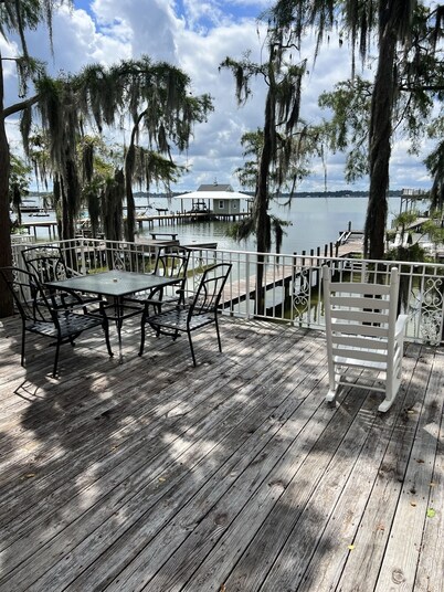 GilligansIslandResort.com White Lake Mansion w/Pvt Pier & Boat Dock Sleeps 18