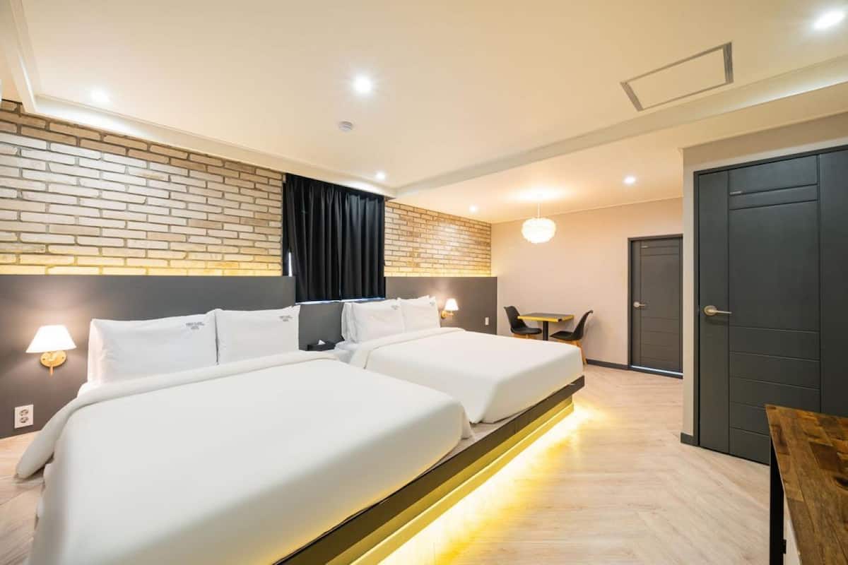 Escritorio, espacio para trabajar con laptop y wifi gratis