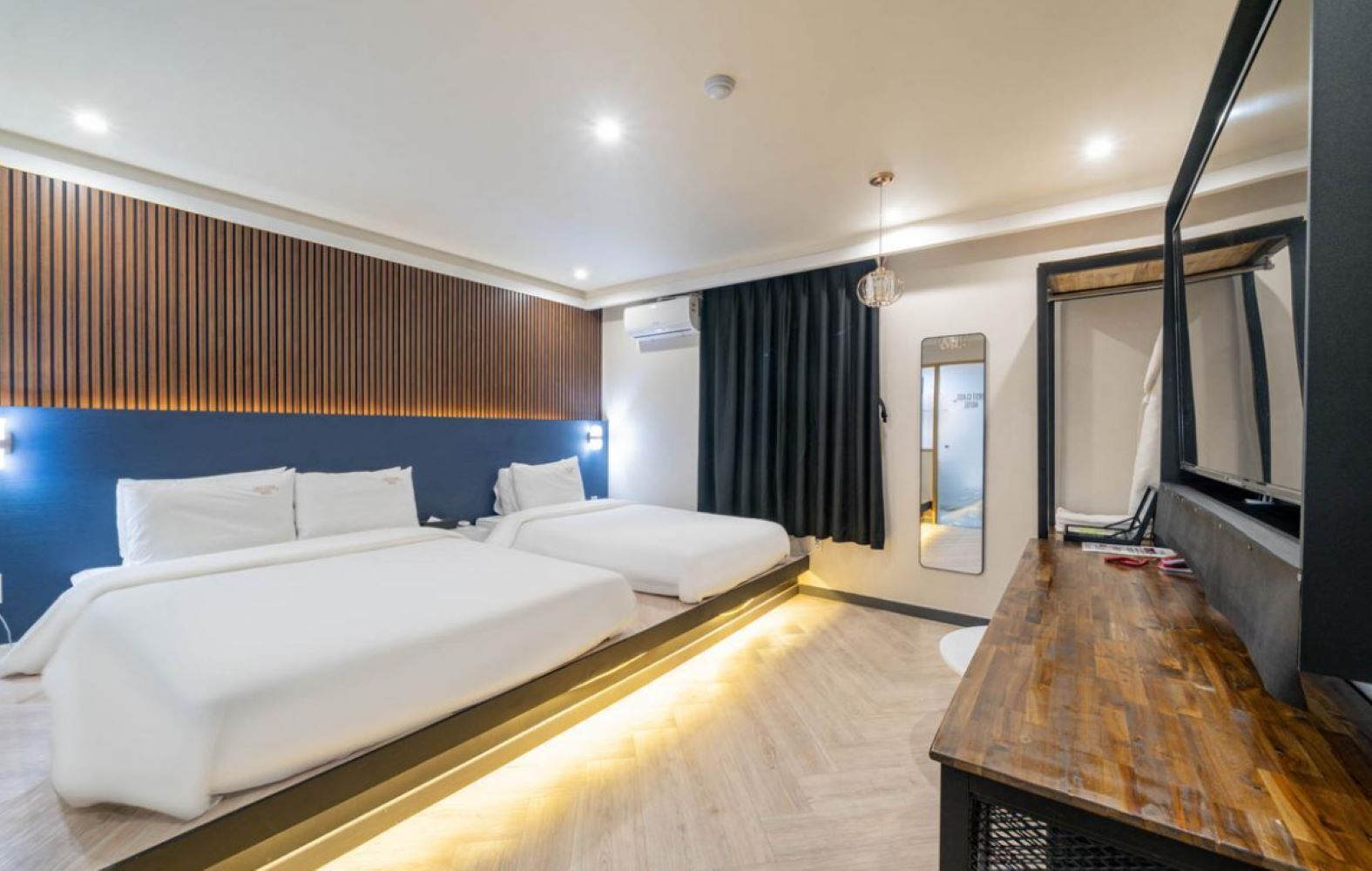 Business Twin Room | Desk, laptop workspace, free WiFi, bed sheets