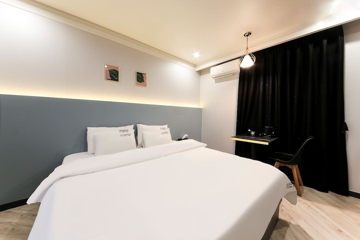 Kamar Double Standar | Meja kerja, ruang kerja ramah laptop, Wi-Fi gratis, dan seprai linen