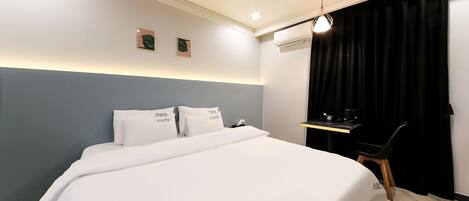 Standard-dobbeltværelse | Skrivebord, arbejdsområde til bærbare computere, gratis Wi-Fi, sengetøj