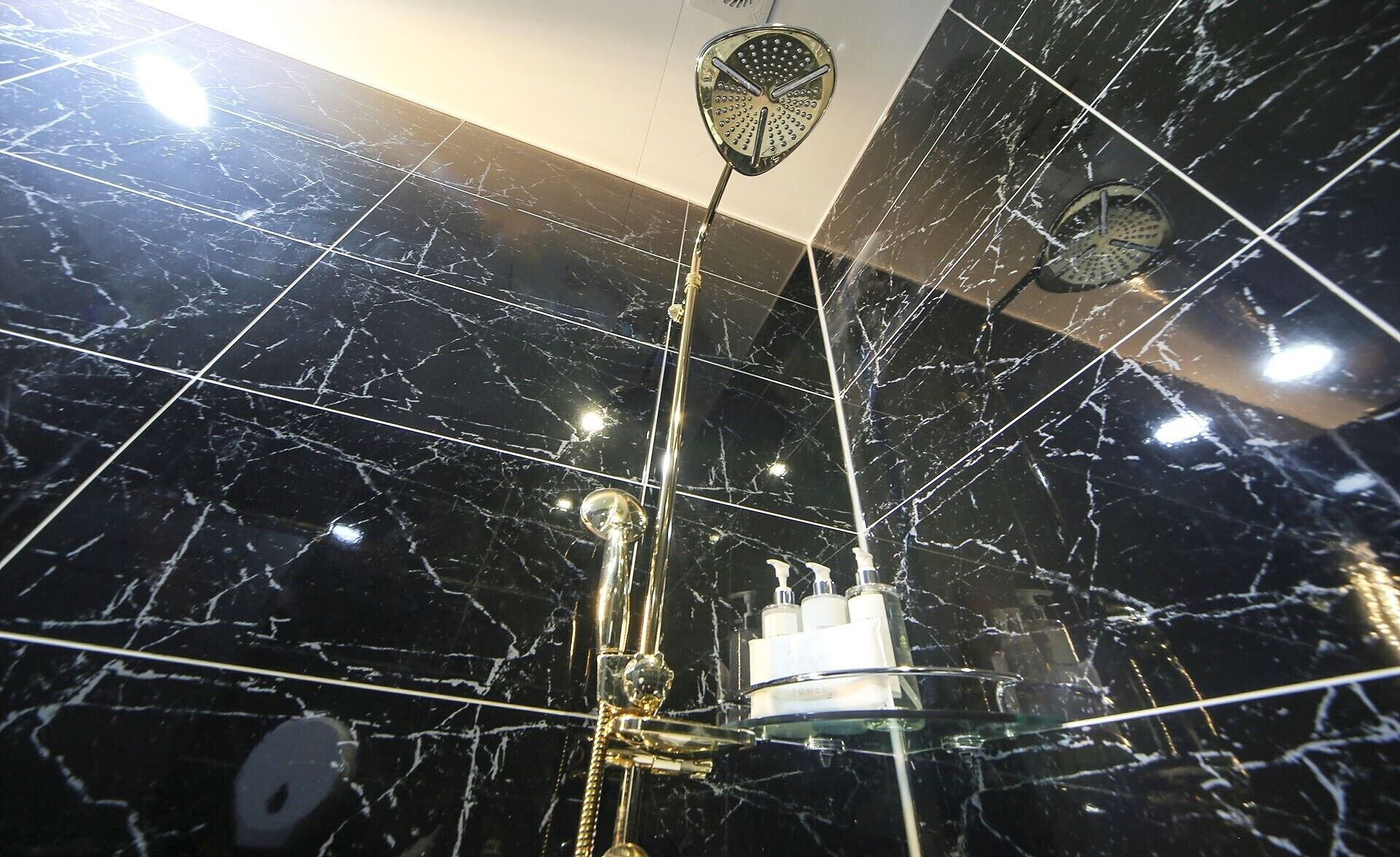 Habitación doble económica | Baño | Secadora de cabello, bidet, toallas, shampoo 