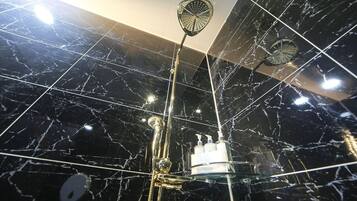 Economy Double Room | Bathroom | Hair dryer, bidet, towels, shampoo