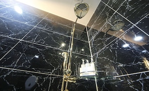 Economy Double Room | Bathroom | Hair dryer, bidet, towels, shampoo