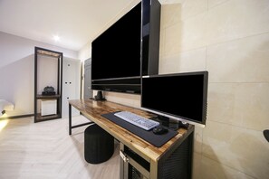 Individually decorated, individually furnished, desk, laptop workspace - Masan First Class Hotel (Changwon)
