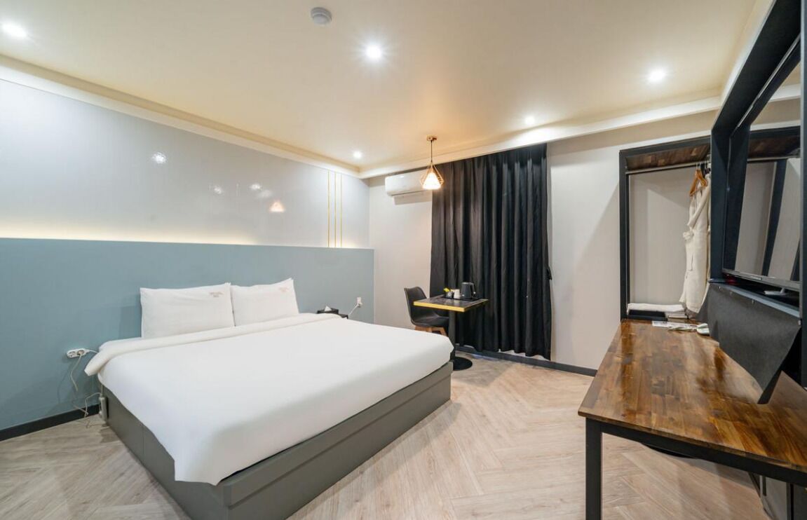 مكتب ومساحة عمل للكمبيوتر المحمول وواي فاي مجانًا وملاءات أسرّة