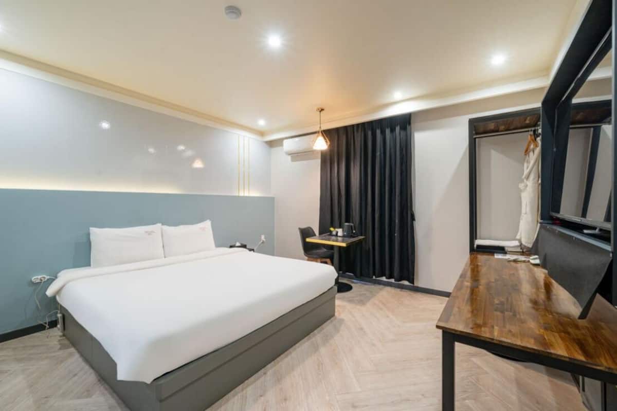 Escritorio, espacio para trabajar con laptop y wifi gratis