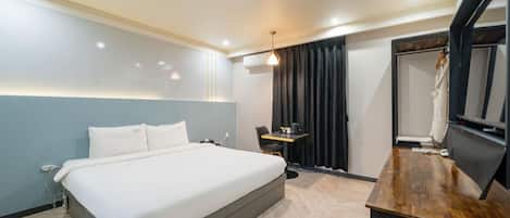 Standard Double Room | Individually decorated, individually furnished, desk, laptop workspace