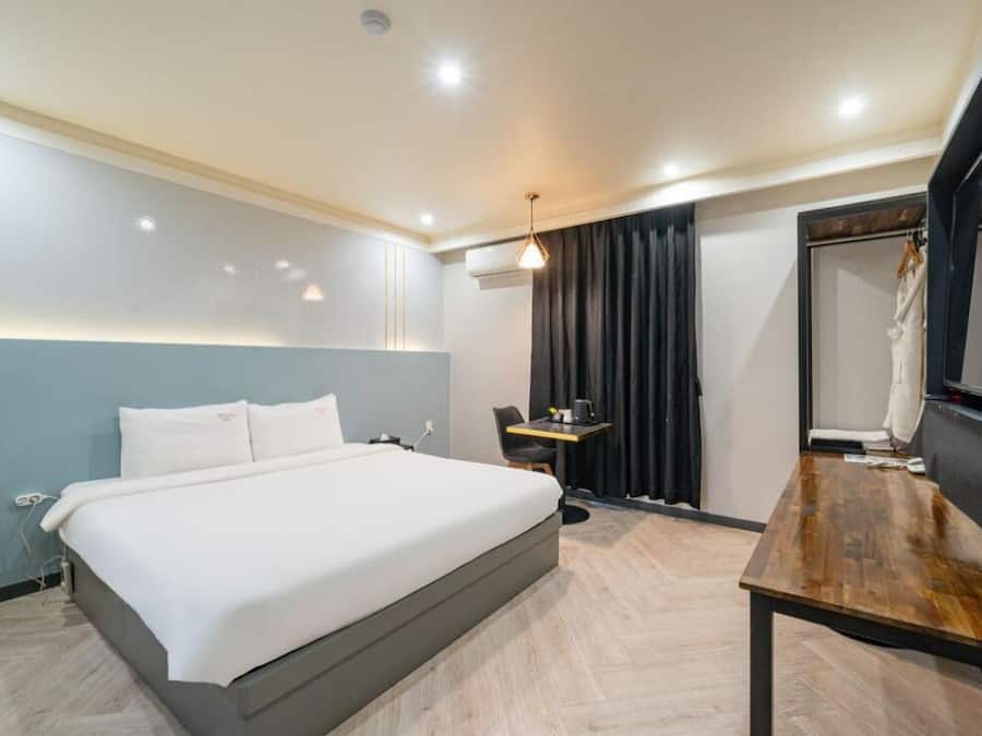Habitación estándar doble | Decoración individual, mobiliario individual, escritorio