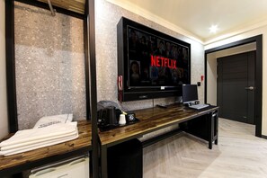 Escritorio, espacio para trabajar con laptop y wifi gratis