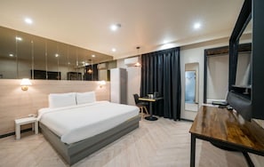 Deluxe Double Room | Individually decorated, individually furnished, desk, laptop workspace