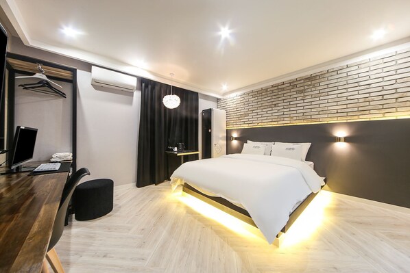 Superior Double Room | Desk, laptop workspace, free WiFi, bed sheets - Masan First Class Hotel (Changwon)