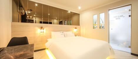 Escritorio, espacio para trabajar con laptop y wifi gratis