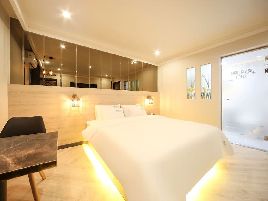 Escritorio, espacio para trabajar con laptop y wifi gratis