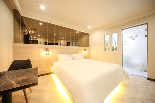 Escritorio, espacio para trabajar con laptop y wifi gratis