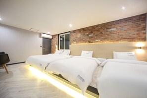 Escritorio, espacio para trabajar con laptop y wifi gratis