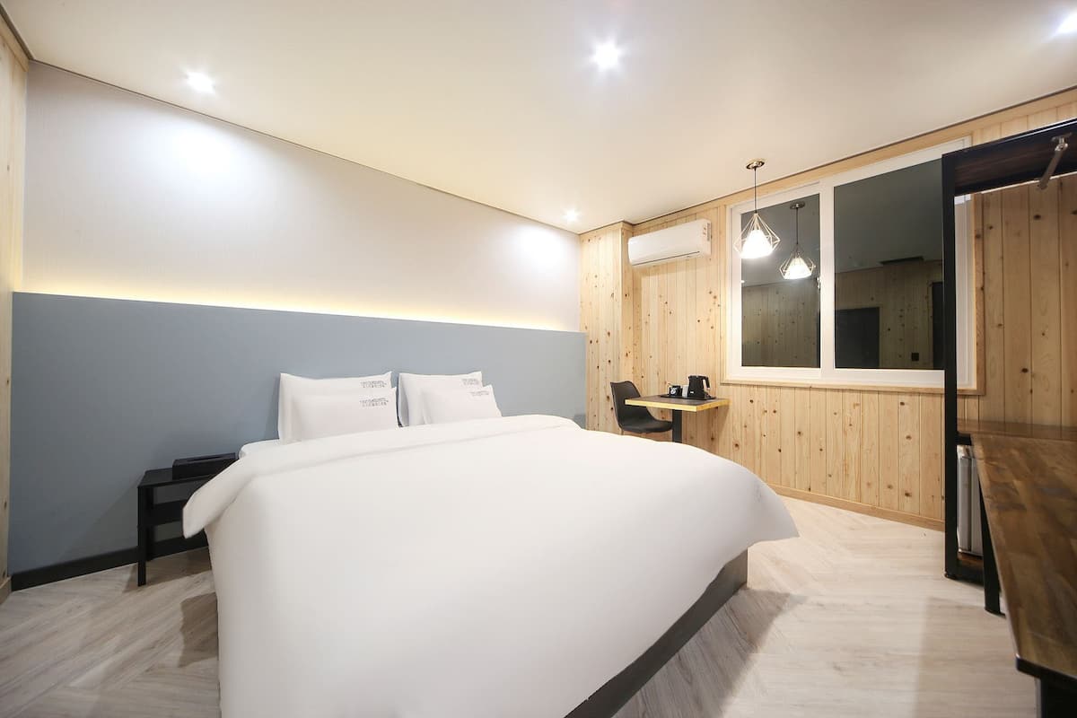 Kamar Double Ekonomi | Meja kerja, ruang kerja ramah laptop, Wi-Fi gratis, dan seprai linen