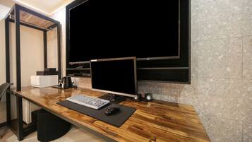 Business Twin Room | Desk, laptop workspace, free WiFi, bed sheets