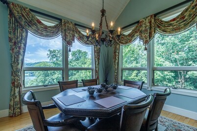 Beautiful Lake Glenville Mountain Getaway