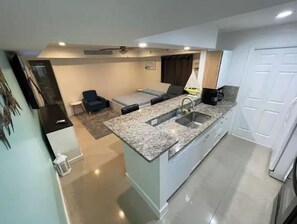 Fridge, microwave, oven, stovetop - ★Luxury Cozy Studio ★ 5 min to Beach ★ (Fort Lauderdale)