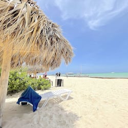 Accommodatie ligt op het strand, wit zand, ligstoelen, parasols
