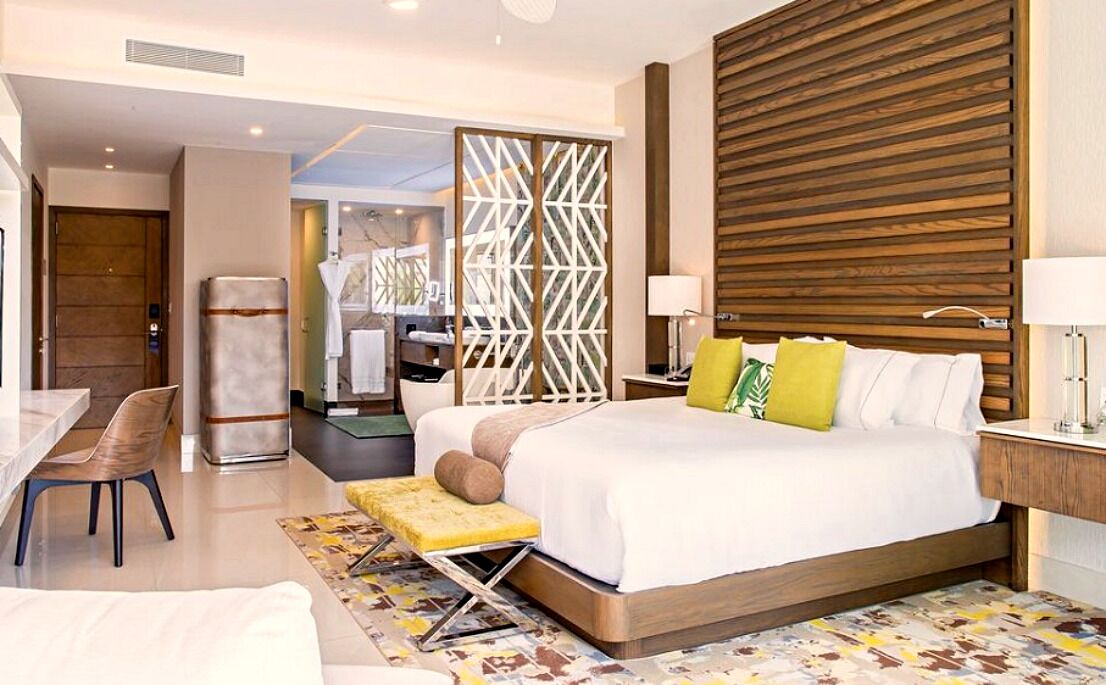 Swim-Up Luxury Junior Suite with Ocean View