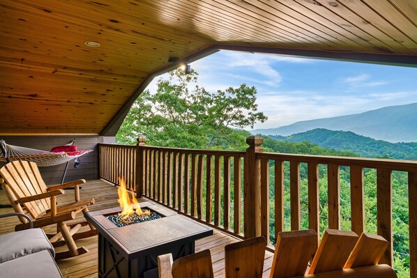 Second Floor Balcony Views - Unbeatable Views - HotTub - Peace and Quiet (Sevierville)