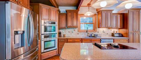 Køleskab, mikrobølgeovn, ovn, kogeplade