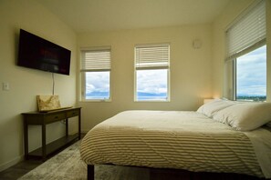 2 bedrooms, desk, travel cot, free WiFi - Peak Season Dates Open! Spit and Kachemak Bay Views! (Homer)