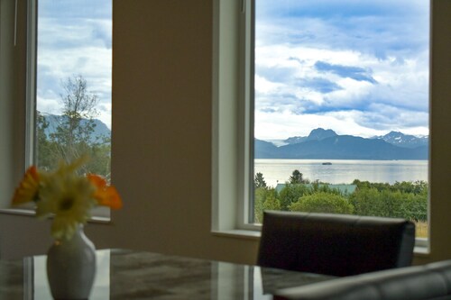 Peak Season Dates Remain, Spit and Mountain Views!