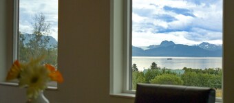 Early Season Discounts! Spit and Kachemak Bay Views!