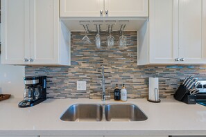Fridge, microwave, oven, stovetop - Walk to Old Town Scottsdale - Poolside Unit - King Bed - Heated Pool (Scottsdale)