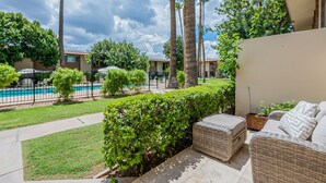 Un espacio al aire libre con piscina, mobiliario exterior y vistas a la piscina.