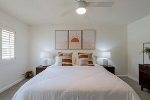 2 chambres, fer et planche à repasser, lit de bébé portatif