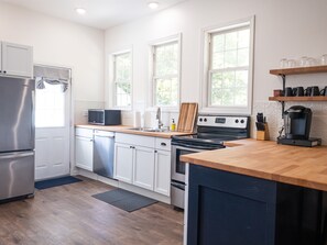 Fridge, microwave, oven, stovetop - Pet Friendly - Fenced Yard - No Cleaning Fee (Pacific)