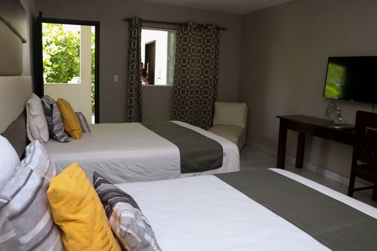 Suite Doble con 2 Camas Matrimoniales | Egyptian cotton sheets, premium bedding, down comforters, desk