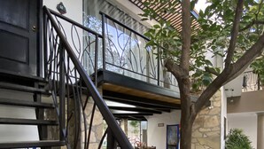 A staircase with a metal railing leading to a balcony. - Hotel Garden Suites Tonlá (Tonalá)