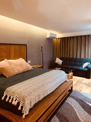 Suite Presidencial | Egyptian cotton sheets, premium bedding, down comforters, desk - Hotel Garden Suites Tonlá (Tonalá)