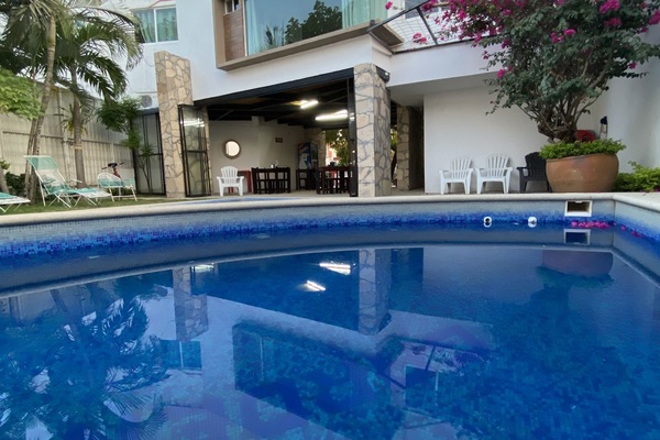 Piscina externa, funciona das 7h às 22h, guarda-sóis, espreguiçadeiras